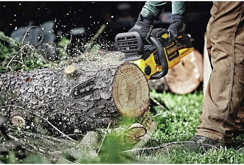 DEWALT 40V MAX* XR Chainsaw, 4-Ah Battery, 16-Inch (DCCS690M1)