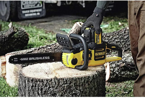 DEWALT 40V MAX* XR Chainsaw, 4-Ah Battery, 16-Inch (DCCS690M1)