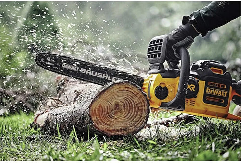 DEWALT 40V MAX* XR Chainsaw, 4-Ah Battery, 16-Inch (DCCS690M1)