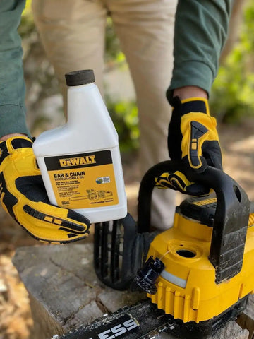 DEWALT – Biodegradable Bar & Chain Oil – Green, Eco-Friendly, Non-Toxic Professional Bar & Chainsaw Lubricant (1 Gallon (Case of 4))